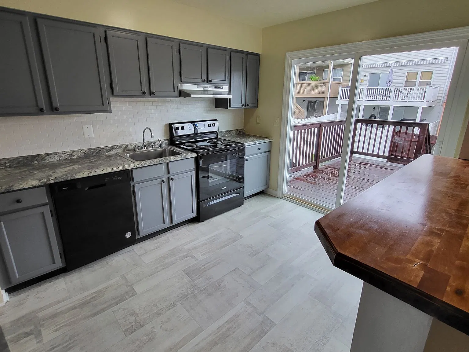 3 bed, 2.5 bath, 2250 sqft, $2,285 — Photo 2