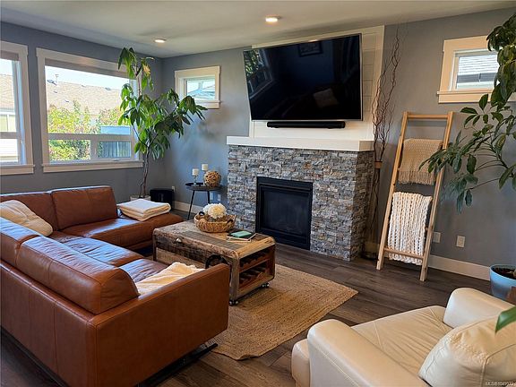 5th image of 720 Russell Rd #3