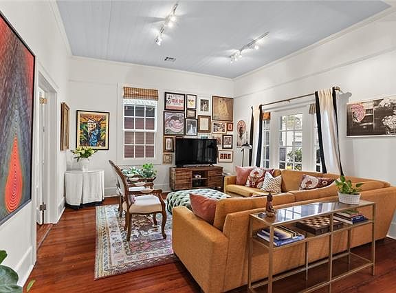 5th image of 818 Austerlitz St #A