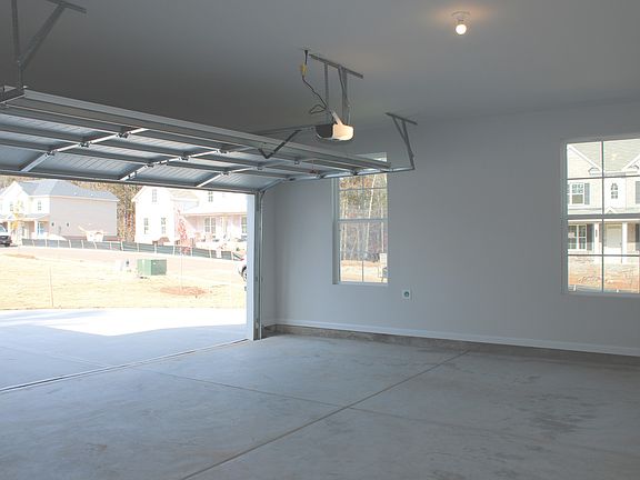 5th image of 430 Sylvie Dr