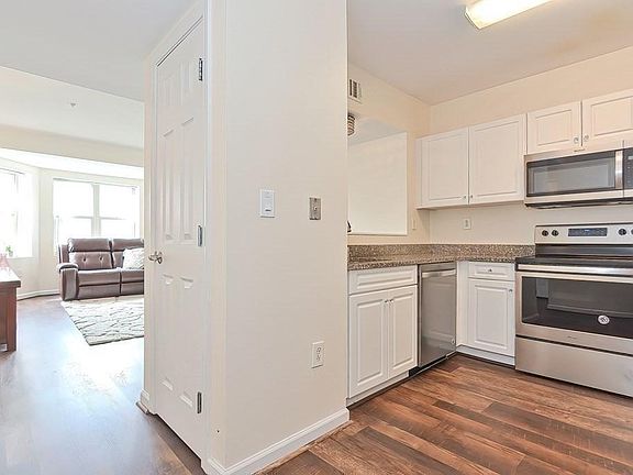 4th image of 1 Cityview Ln Unit 102