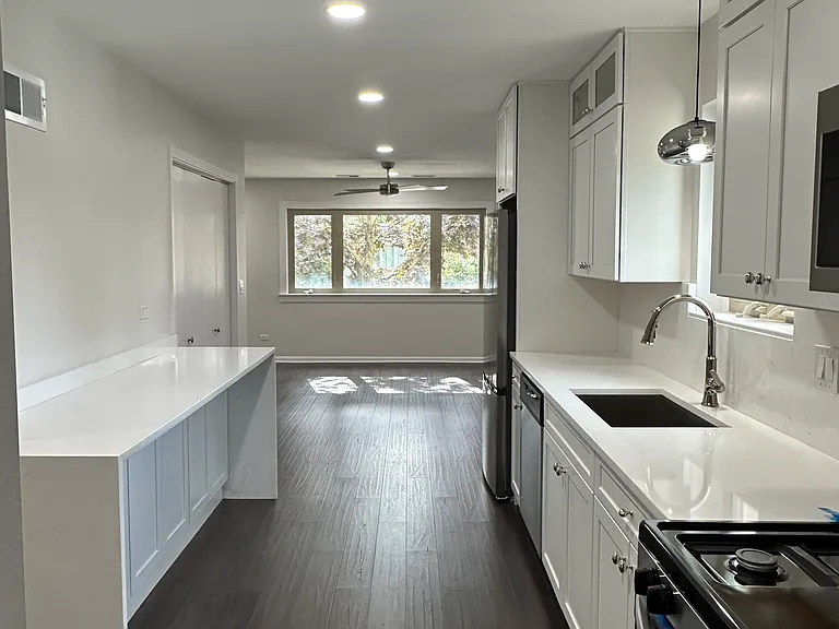2033 Linden Ave #2R — Photo 3