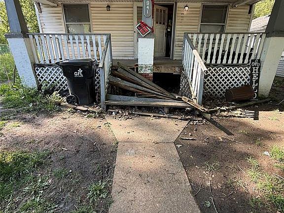 2nd image of 941 W Waggoner St