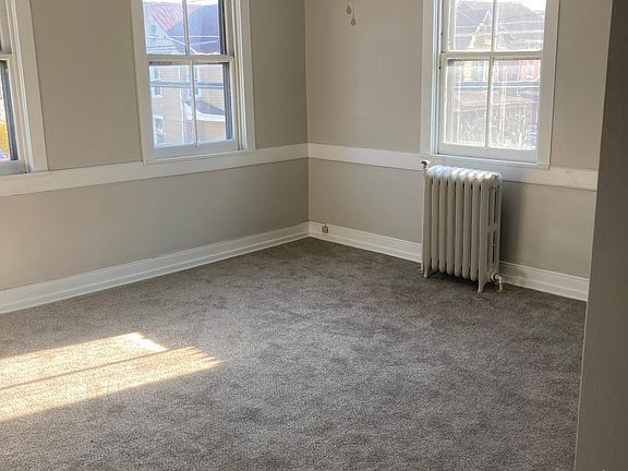Great size main bedroom with celling fan / overhead light