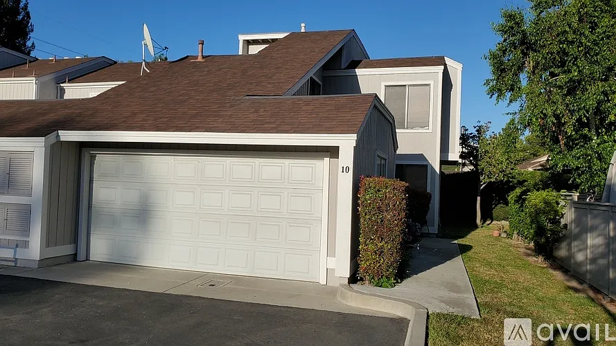 10 Autumn Hill Ln