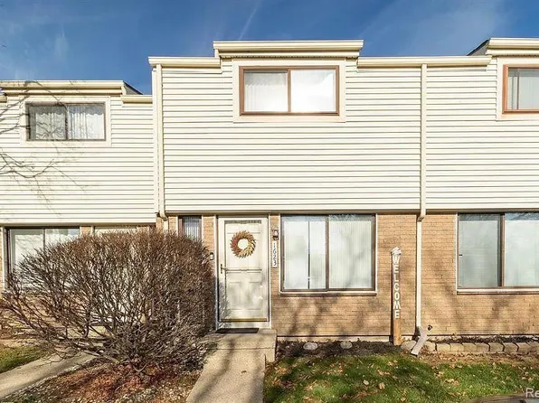 1623 Wimbledon Dr #16, Walled Lake, MI 48390
