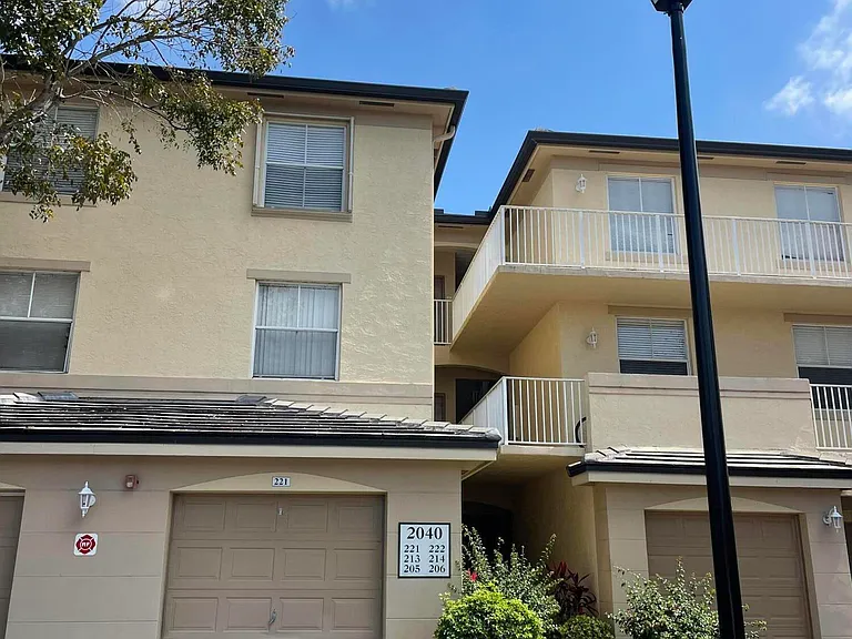 2040 Greenview Shores Blvd #221 — Photo 3