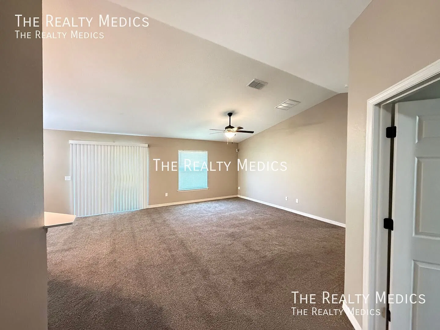 Incredible 4 Bedroom, 2 Bathroom Home in Ocala!! — Photo 4