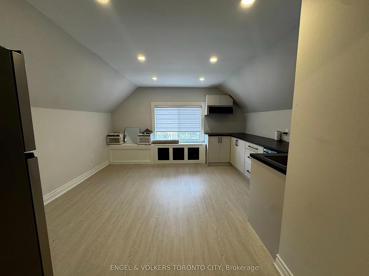 Building Photo - 185 Rumble Ave #2