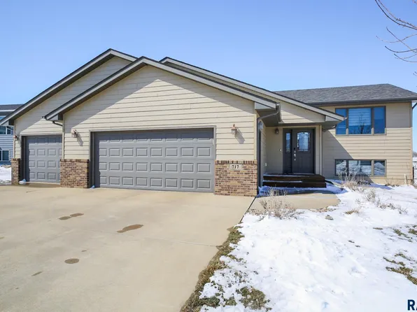 717 Trojan Ave, Hartford, SD 57033