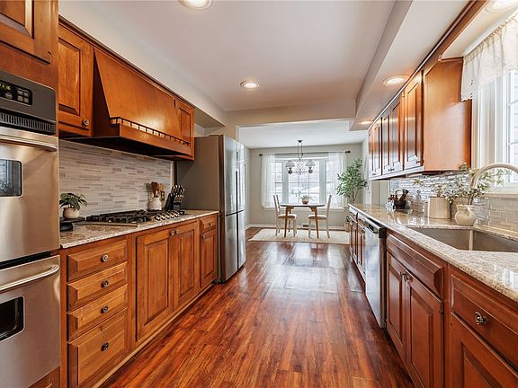 5th image of 24 Woodcrest Dr