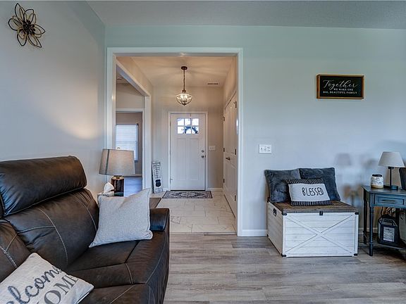 5th image of 218 Westbury Dr