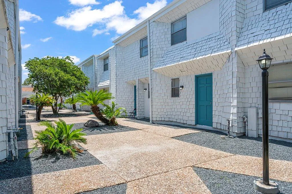 2 bed, 1.5 bath, 950 sqft, $1,400 — Photo 2