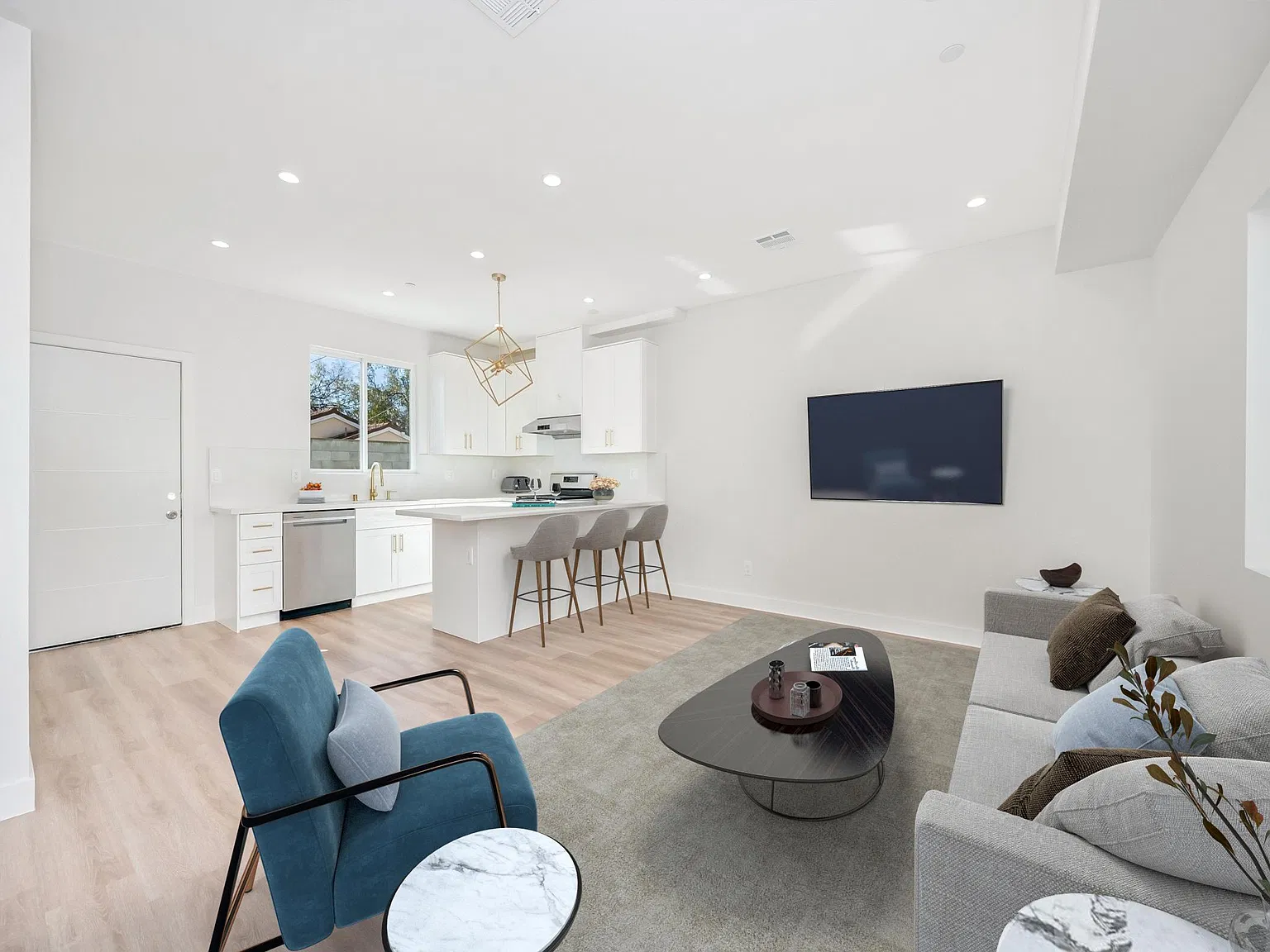 13844 Haynes St — Photo 4