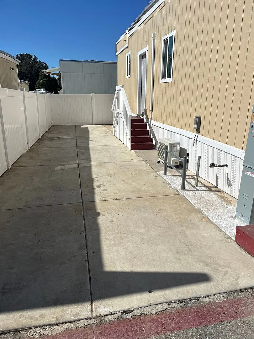 Hitching Post — Photo 2