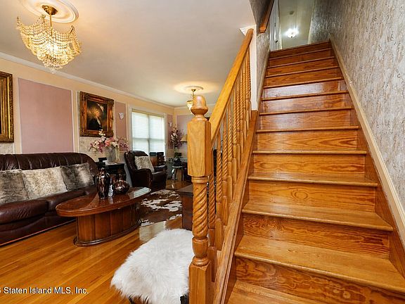3rd image of 282 Seguine Ave