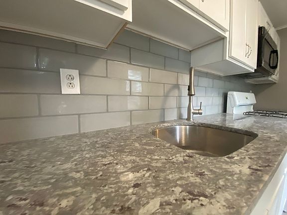 4th image of 706 Northampton St #2