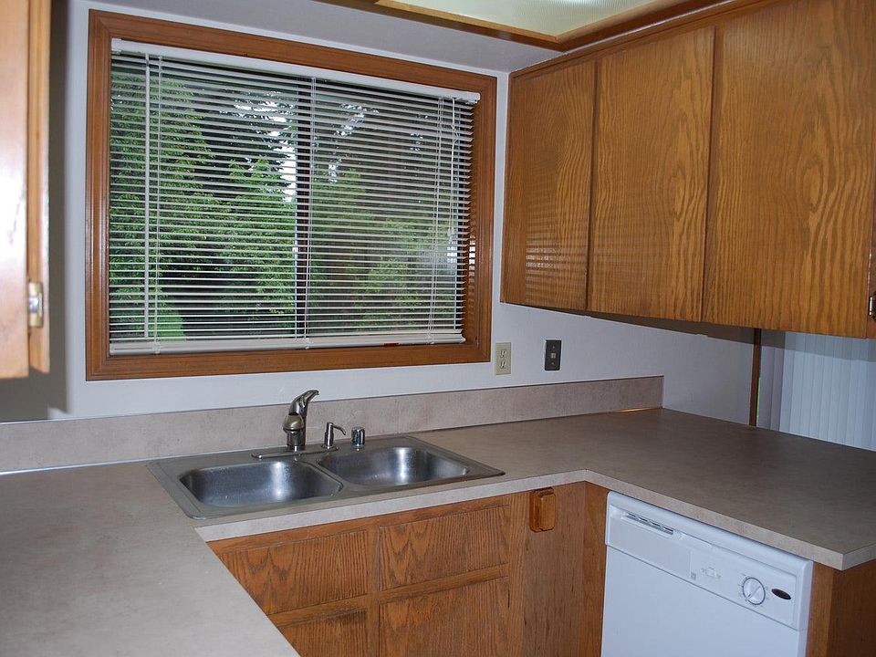 2nd image of 4914 NE 115th St