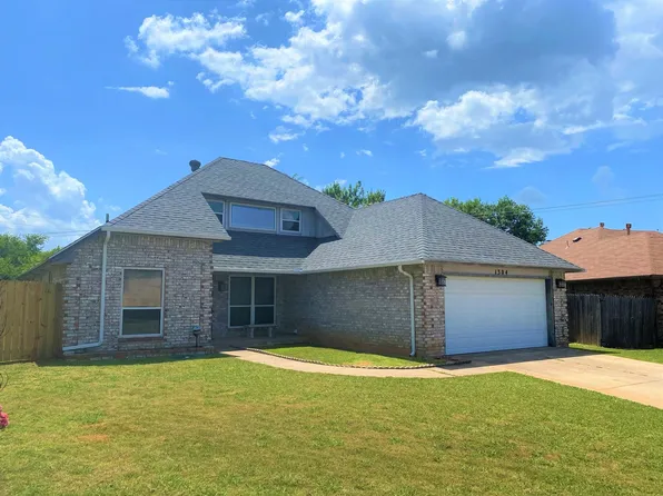 1304 SE 3rd St, Moore, OK 73160