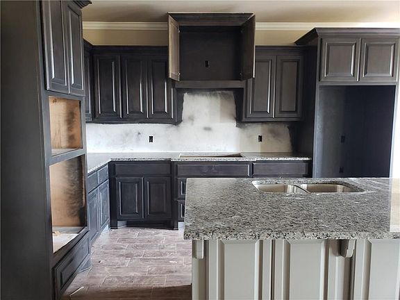 4th image of 90 Hickory Cir