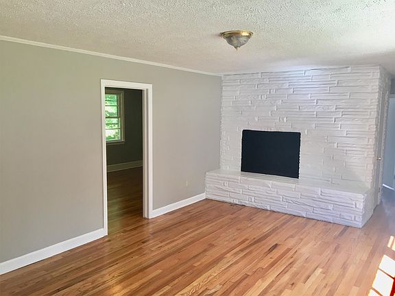 3rd image of 121 Woodmont Cir