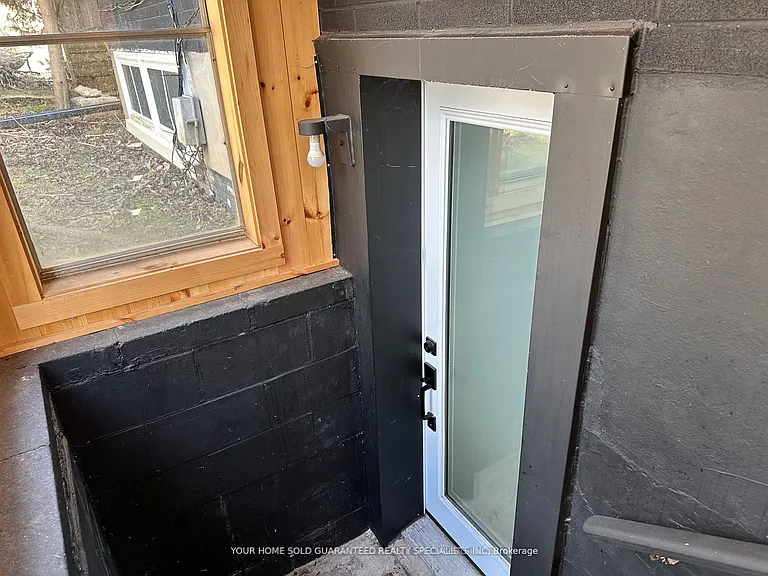 36 Queen St #BASEMENT — Photo 4