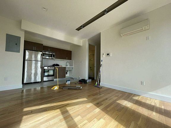 3rd image of 418 Manhattan Ave #3A