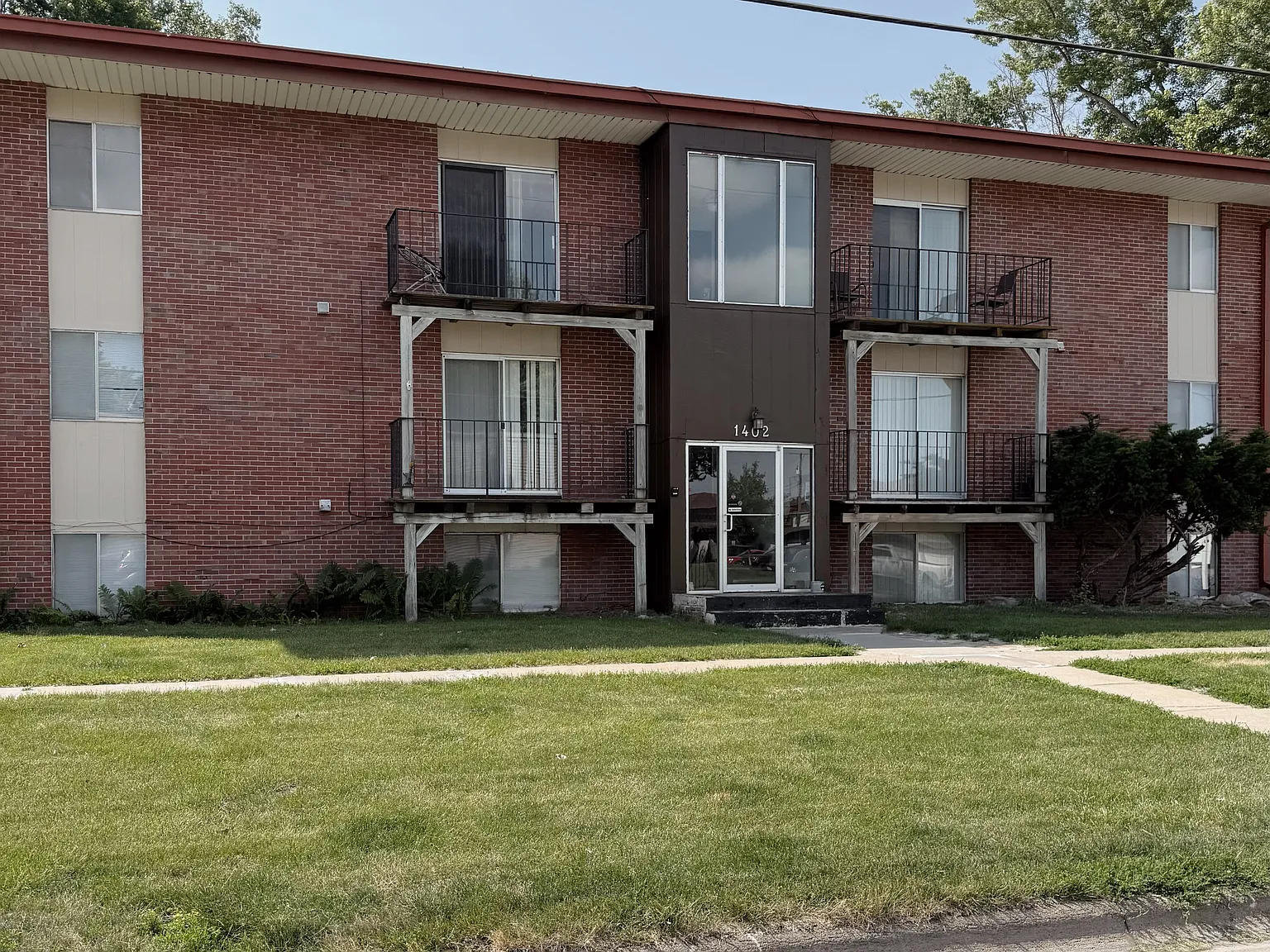 1402 Country Club Rd — Photo 2