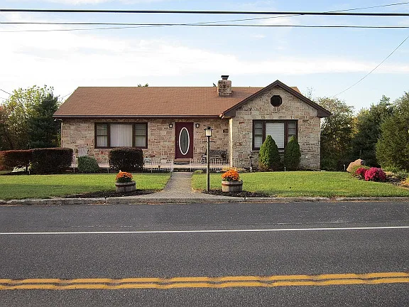 734 W Siddonsburg Rd photo 1