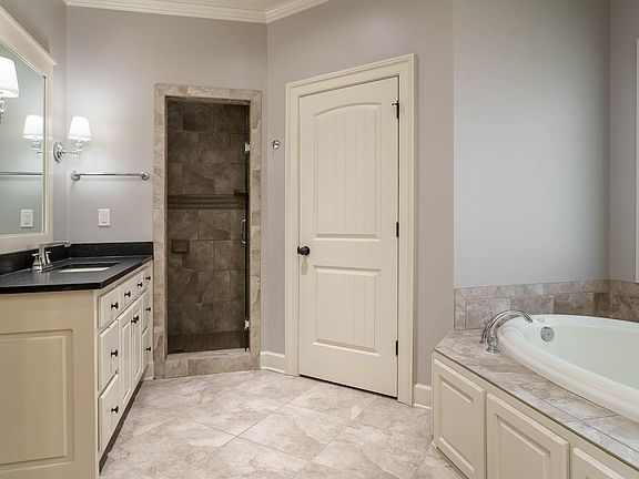 3rd image of 744 Cambridge Ln