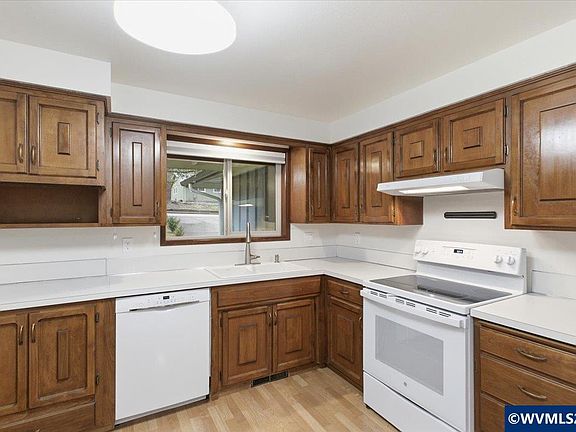 3rd image of 2225 NW Estaview Cir