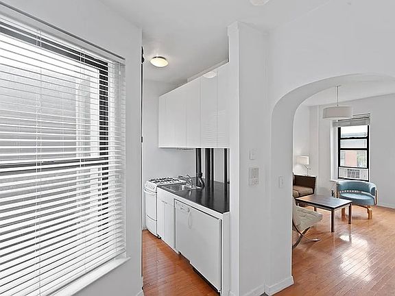 4th image of 317 E 18th St APT 4C