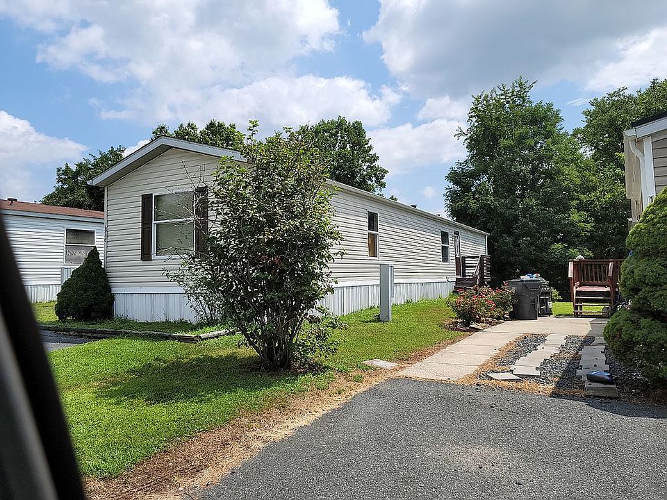 2nd image of 1876 Emily Dr