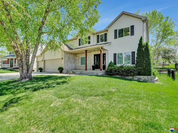 7508 Plum Creek Dr, Lincoln, NE 68516