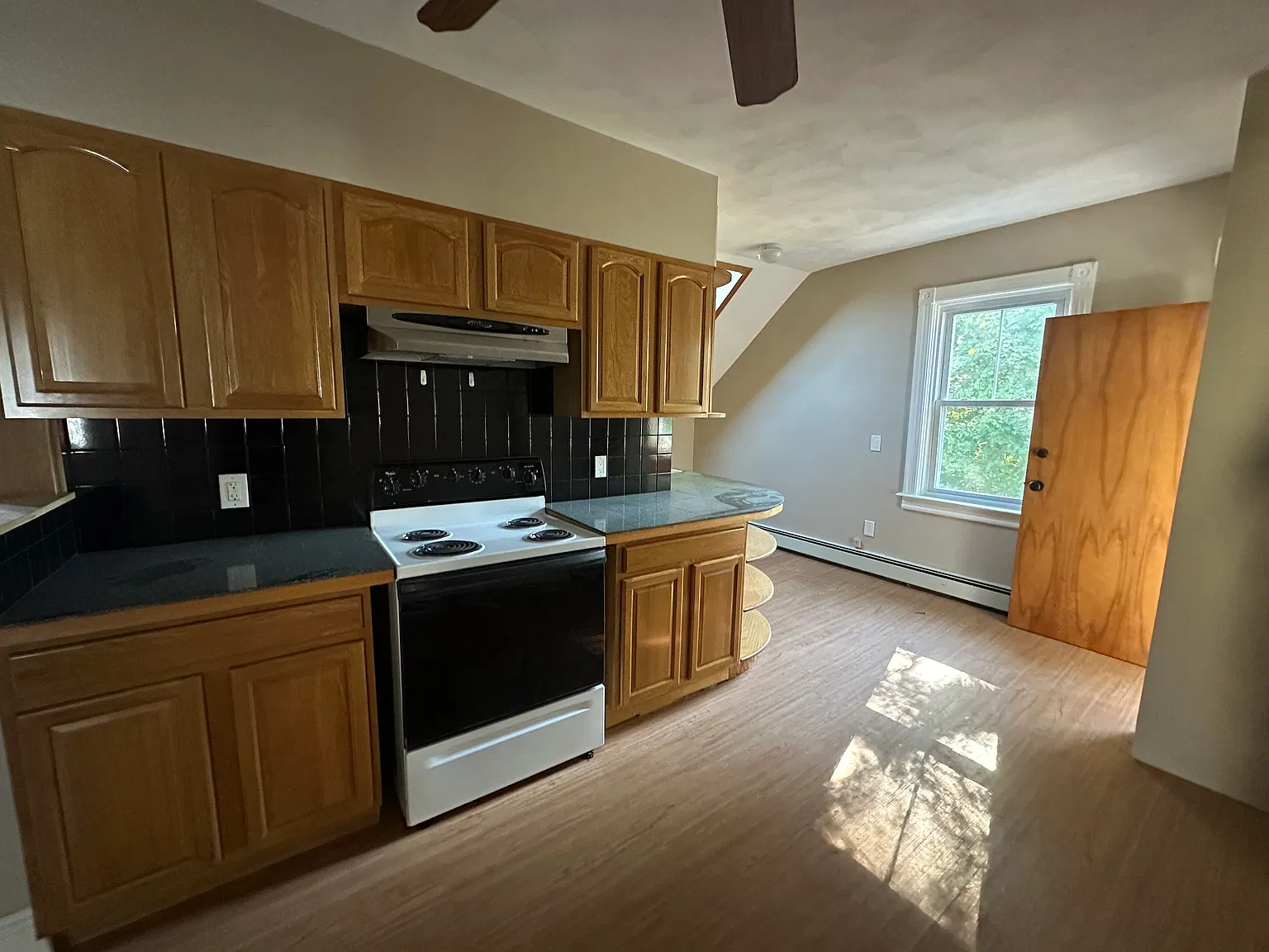 3 bed, 950 sqft, $1,750 — Photo 2