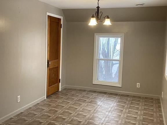 5th image of 213 Lake Ave W #1