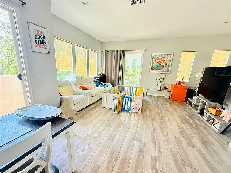 713 Manhattan Dr — Photo 4