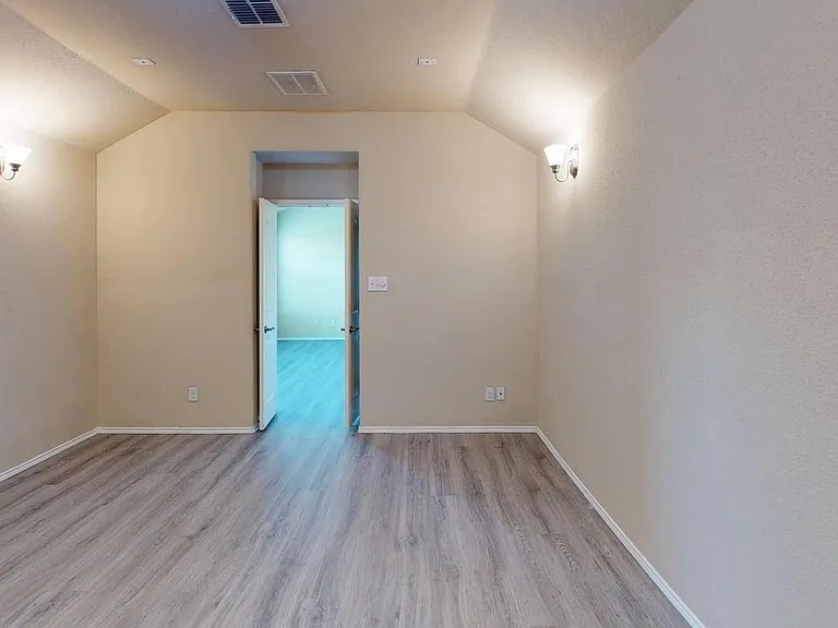 400 Plum Ct — Photo 5
