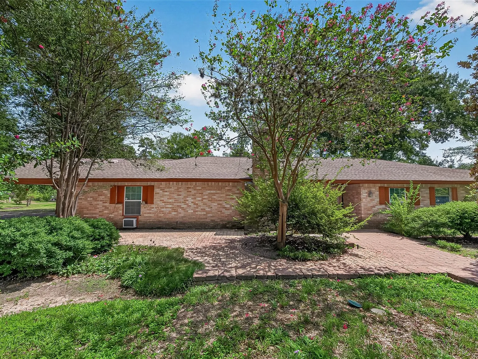5 bed, 2.5 bath, 2850 sqft, $4,000 — Photo 3