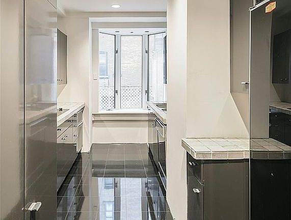 5th image of 137 E 66th St Unit Mais 1b
