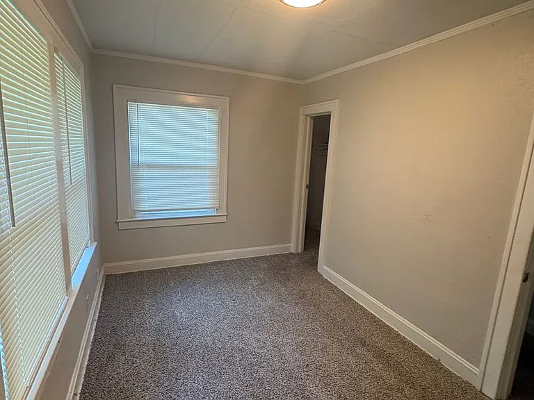 6027 Forest Ave — Photo 7