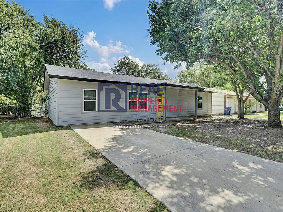 556 NW Lorna St