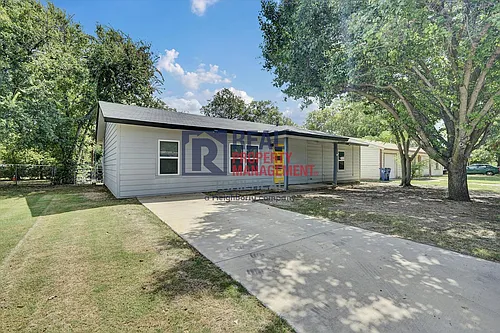 556 NW Lorna St Photo 1