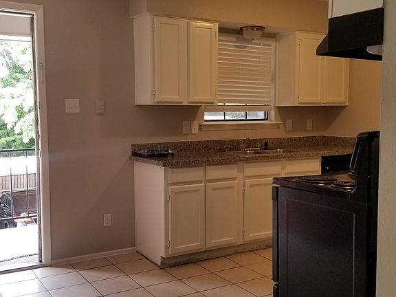 3rd image of 912 E 3rd St APT C