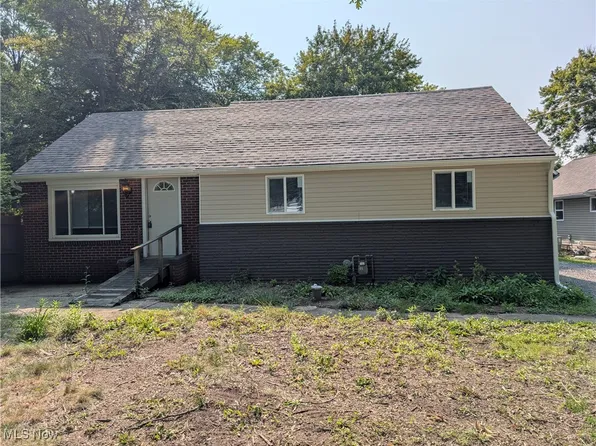 3488 Oakmont Dr, Hubbard, OH 44425