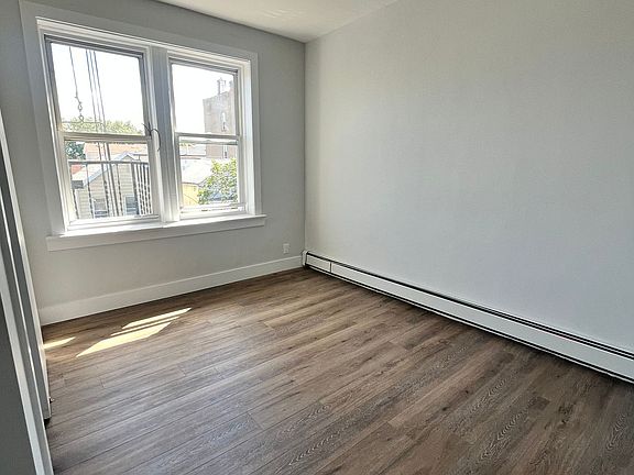 3rd image of 934 Pavonia Ave APT 6