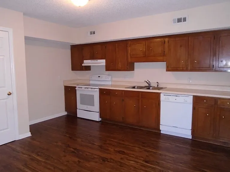 Crosswinds Condominums — Photo 4