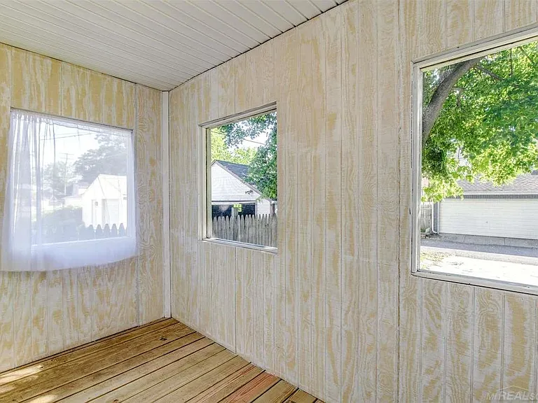 1348 Wayburn St — Photo 11