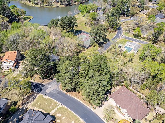 3rd image of 4002 Pinecreek Dr