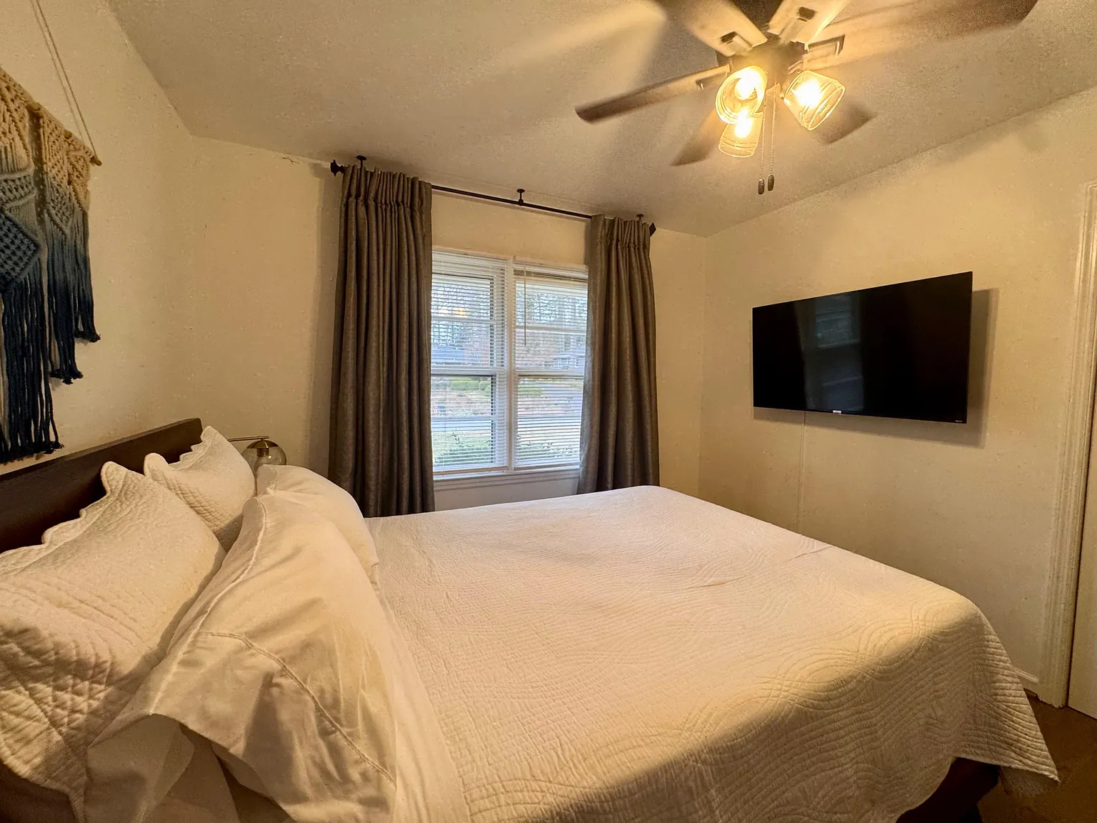 3 bed, 2.0 bath, 1465 sqft, $1,590 — Photo 1